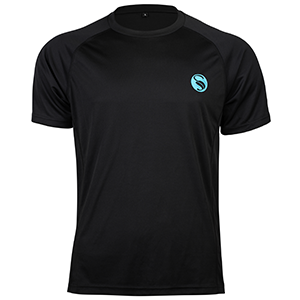 Schlichtes schwarzes Trainingsshirt mit kurzen Ärmeln und hellblauem STARK SOUL-Logo auf der Brust